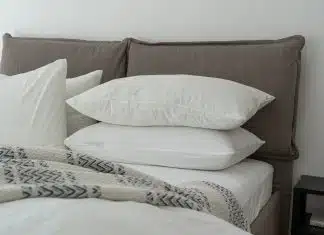 Un matelas avec une pile d'oreillers