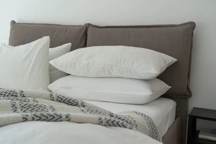 Un matelas avec une pile d'oreillers