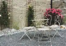 table d'extérieur avec ses chaises