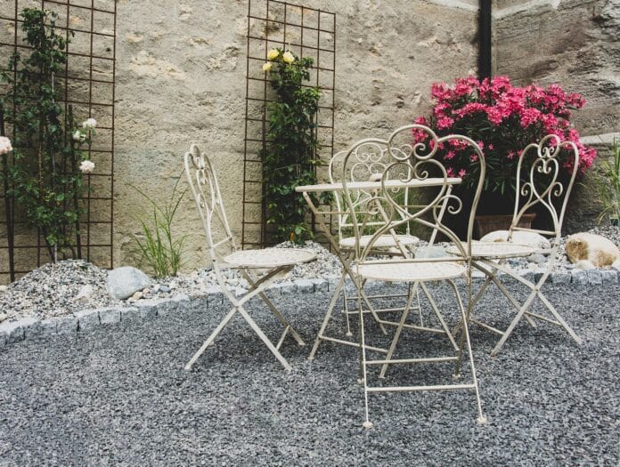 table d'extérieur avec ses chaises