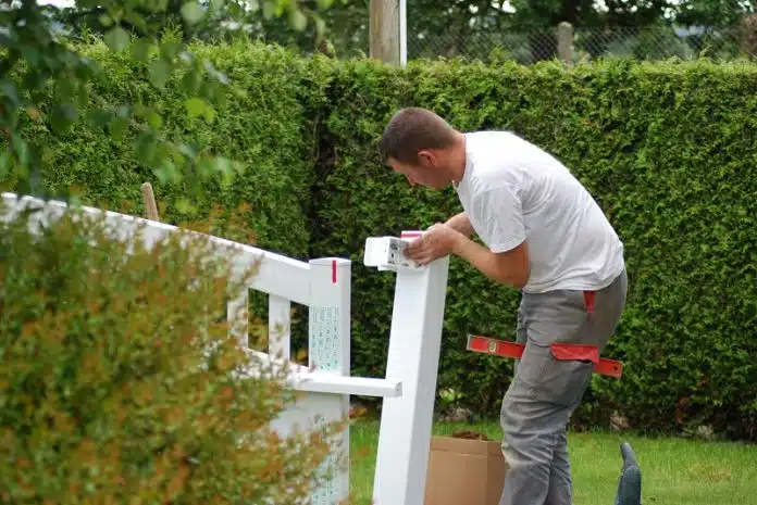 Comment trouver un professionnel qualifié pour la pose de portail et de clôture