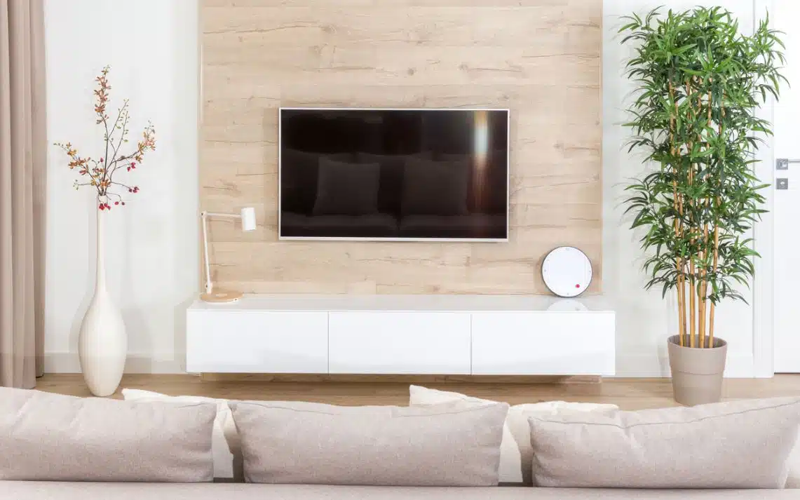 Conseils pour installer sa TV au mur la hauteur idéale