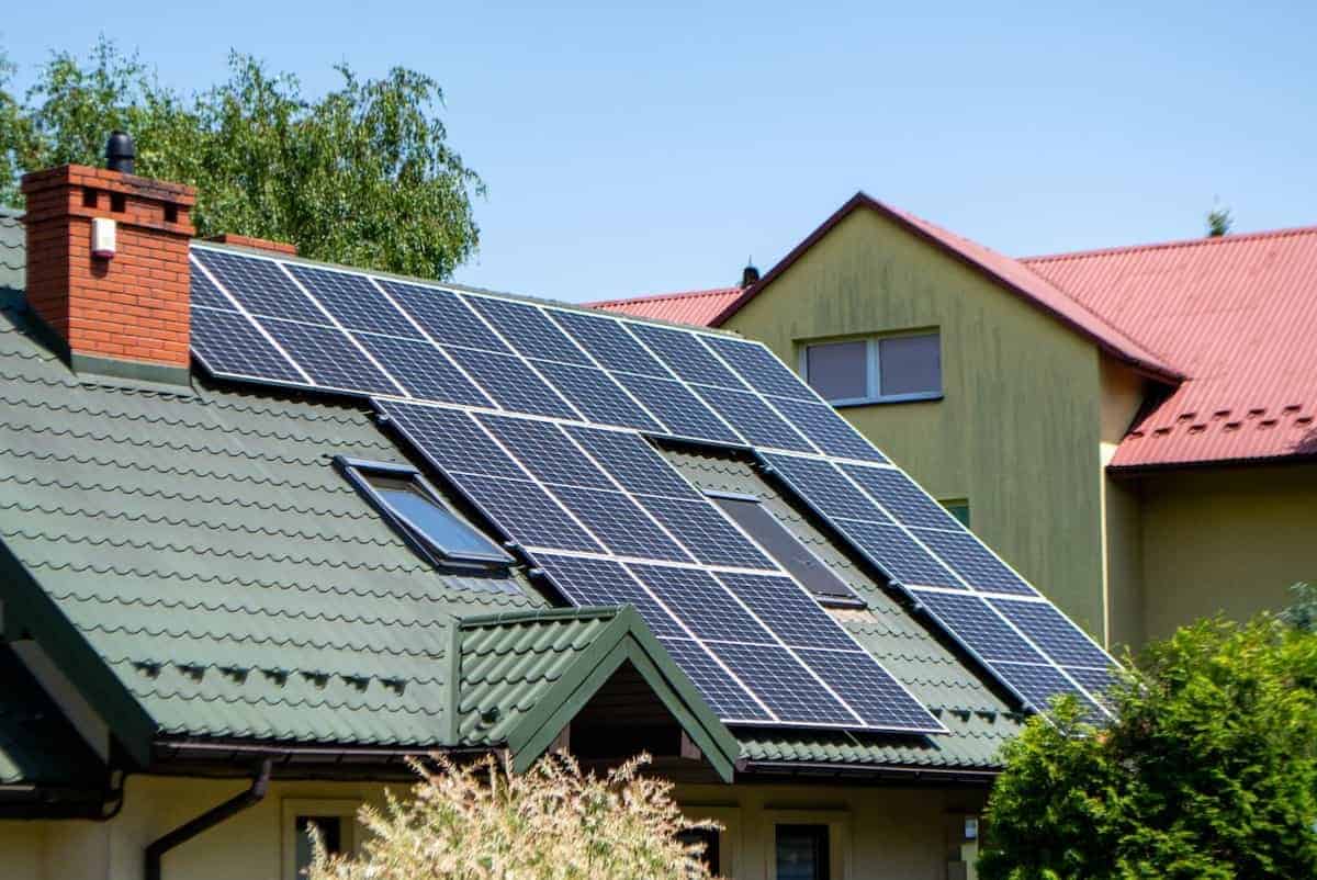 Installation et avantages des tuiles photovoltaïques pour les maisons