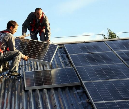 Les panneaux solaires et l'autoconsommation : comment produire votre propre énergie