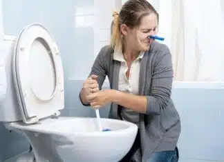 Prévenir les remontées d'odeurs d'égout dans la salle de bain : conseils et astuces