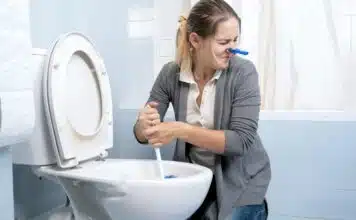 Prévenir les remontées d'odeurs d'égout dans la salle de bain : conseils et astuces
