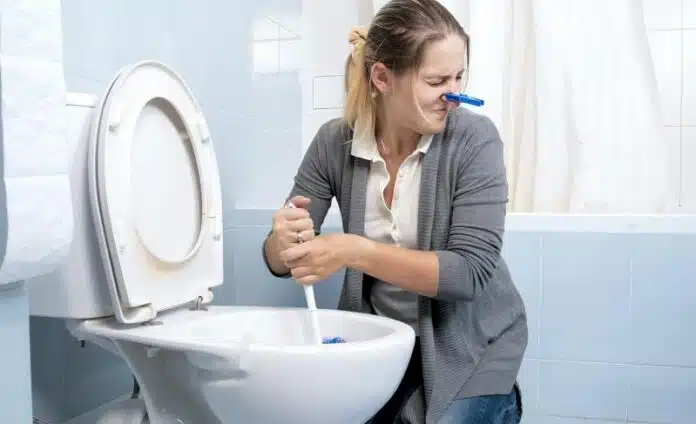 Prévenir les remontées d'odeurs d'égout dans la salle de bain : conseils et astuces
