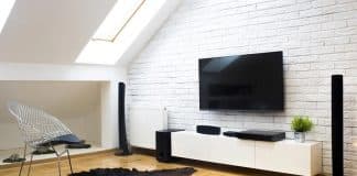 Quelle hauteur pour une TV au mur