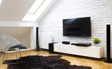 Quelle hauteur pour une TV au mur