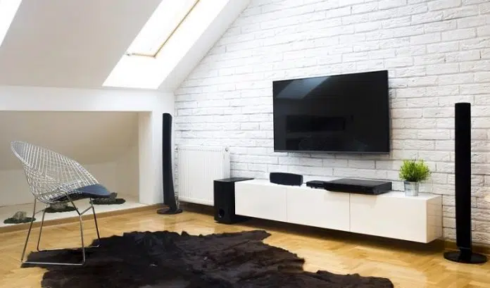 Quelle hauteur pour une TV au mur