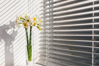 Comment les stores sur mesure renforcent le confort thermique d’une maison ?