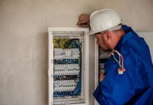 un électricien