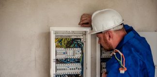 un électricien