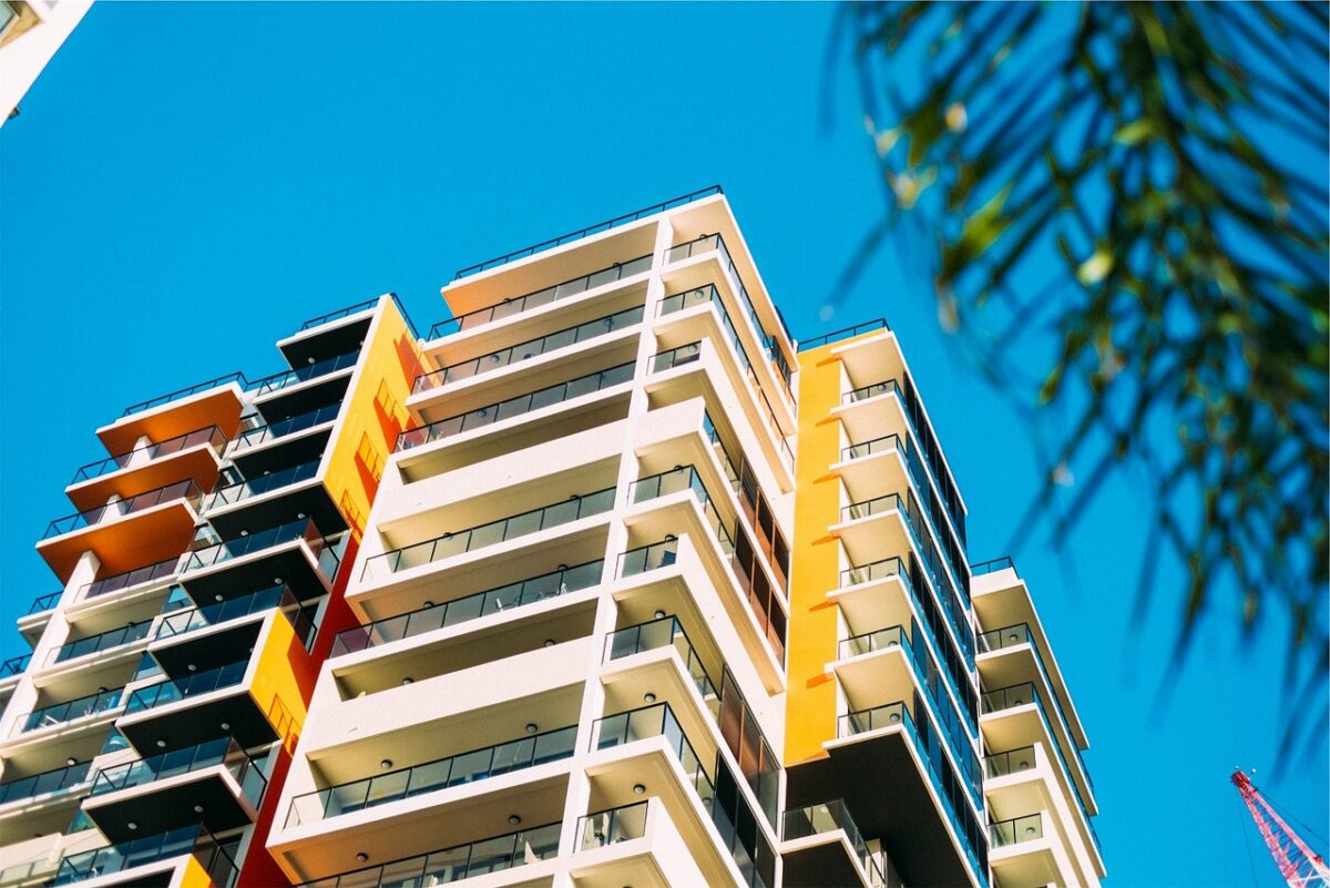 Terrasses et balcons : comment les sécuriser sans perdre en luminosité ?