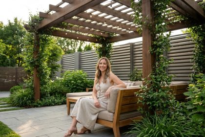 Femme élégante en robe en lin dans un jardin moderne