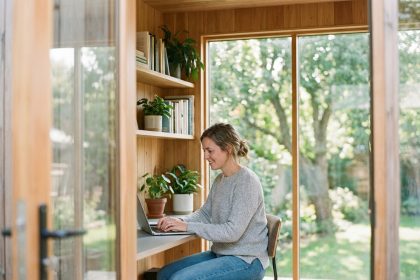 Femme en tenue décontractée travaillant dans un studio jardin lumineux