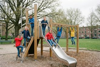 Enfants jouant dans un parc urbain coloré