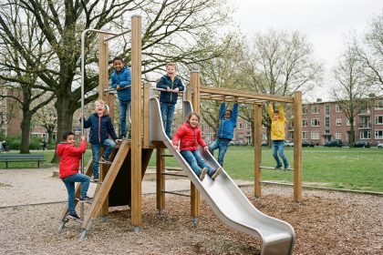 Enfants jouant dans un parc urbain coloré