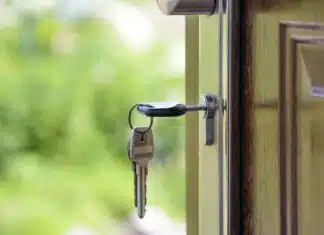 clés sur une porte d'entrée