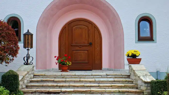 Les avantages d'une porte d'entrée en bois et sur mesure