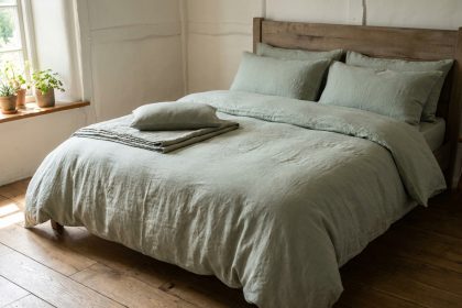 Lit fait avec du linge de lit en lin lavé français vert sauge, texture naturelle et froissée, ambiance chambre épurée