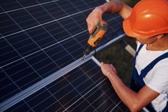 Maximiser l'autonomie des systèmes solaires grâce à des batteries performantes