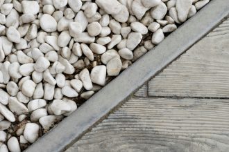 Quel géotextile choisir pour stabiliser du gravier ou du gazon synthétique ?