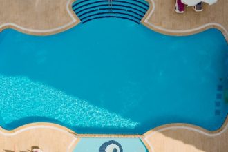 Tendances 2026 : piscines sur mesure et design extérieur à l’honneur !