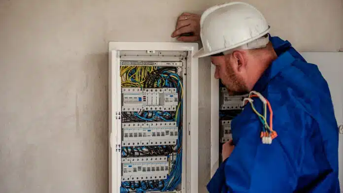 Trouver le bon électricien près de chez vous grâce à un annuaire en ligne