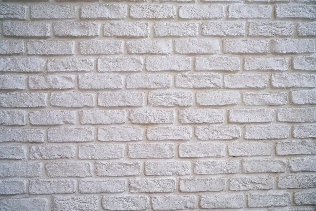 mur aux briques blanches