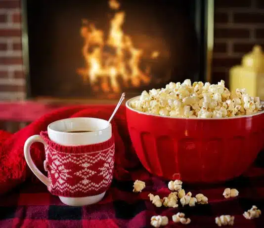 chocolat chaud popcorn et feu de cheminée