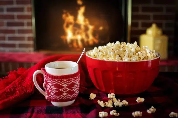 chocolat chaud popcorn et feu de cheminée